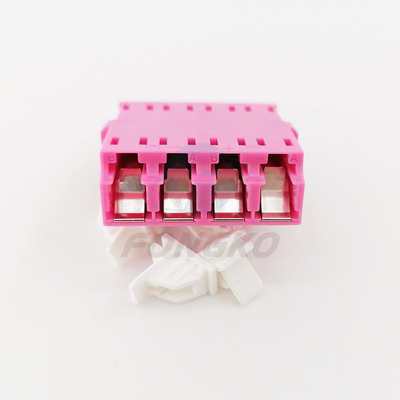 LC OM4の自動シャッター850nmが付いているピンクのクォードの繊維光学のアダプター